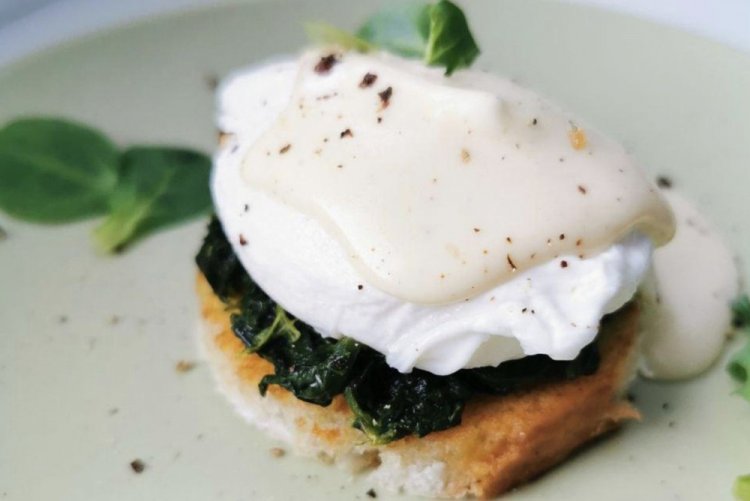 Eggs Benedict mit Mornay-Sauce