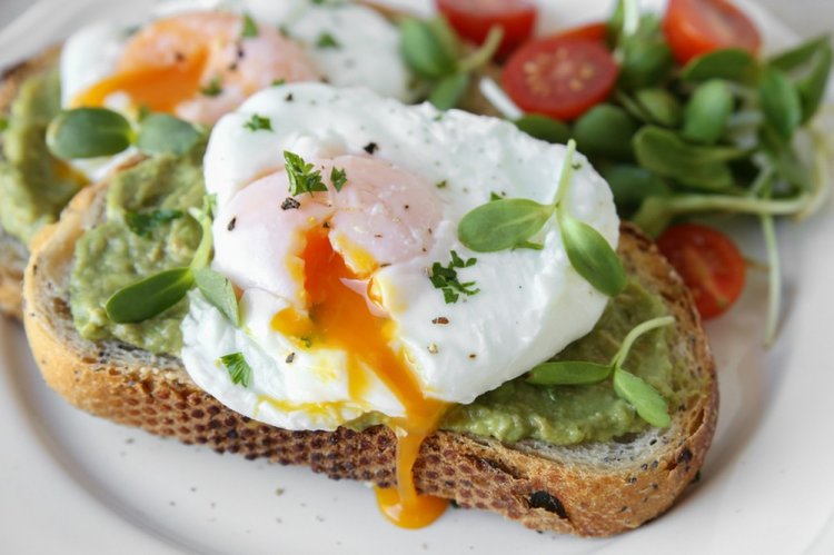 Eggs Benedict mit Guacamole