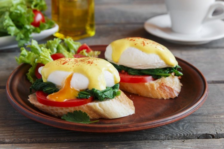 Eggs Benedict mit Joghurtsauce