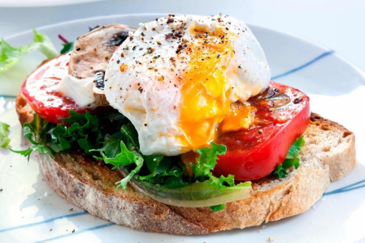 Eggs Benedict mit geräuchertem Hähnchen und Tomaten