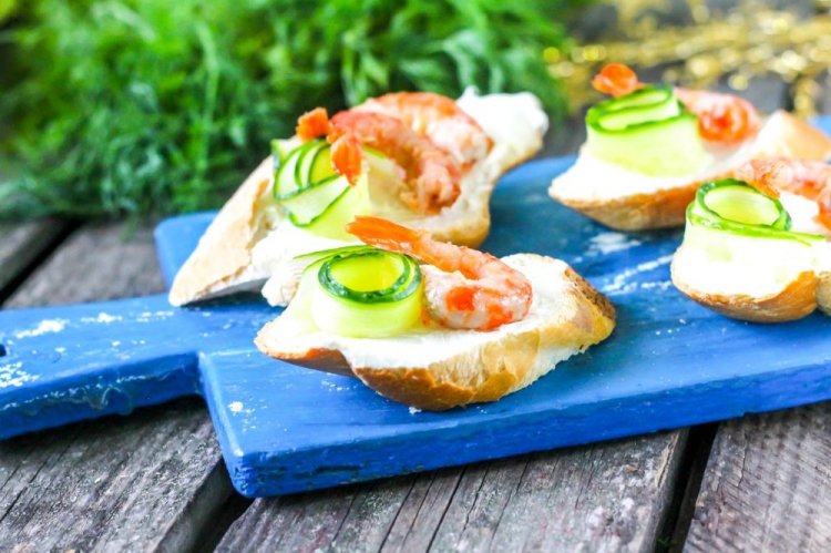 Bruschetta mit Garnelen und Gurken