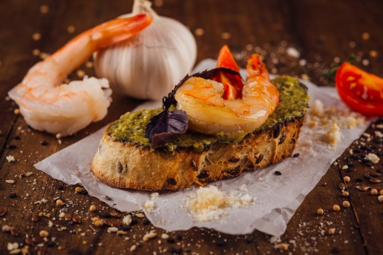 Bruschetta mit Garnelen und Pesto