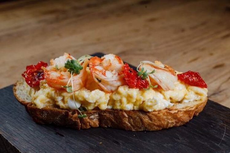 Bruschetta mit Garnelen und Ei