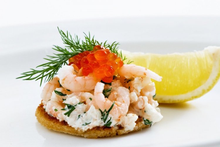 Bruschetta mit Garnelen und rotem Kaviar
