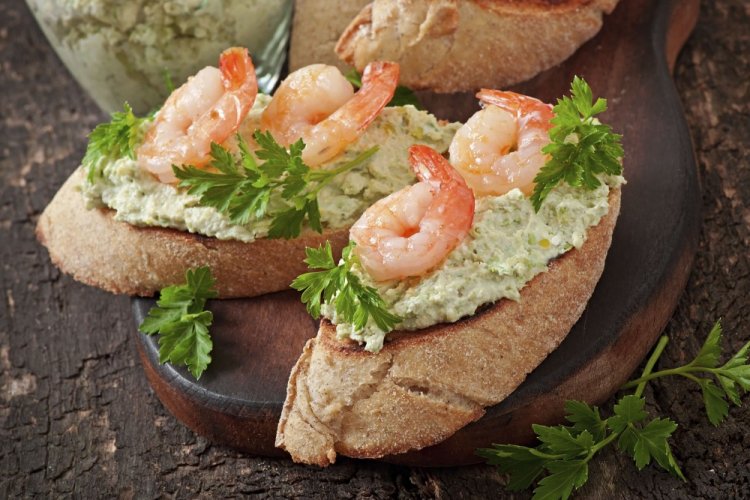 Bruschetta mit Garnelen und grünen Erbsen