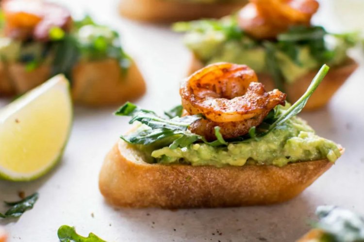 Bruschetta mit Avocado-Paste und Garnelen