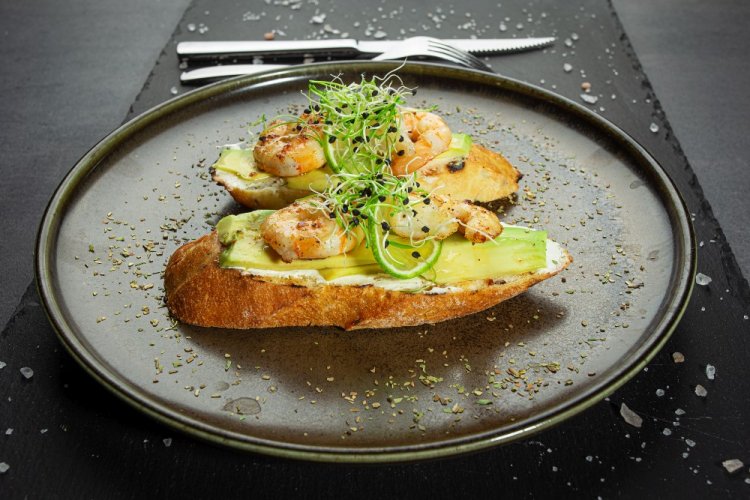 Bruschetta mit Garnelen und Avocadoscheiben