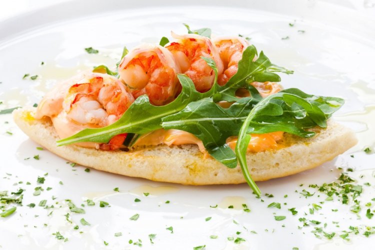 Bruschetta mit Garnelen und Rucola
