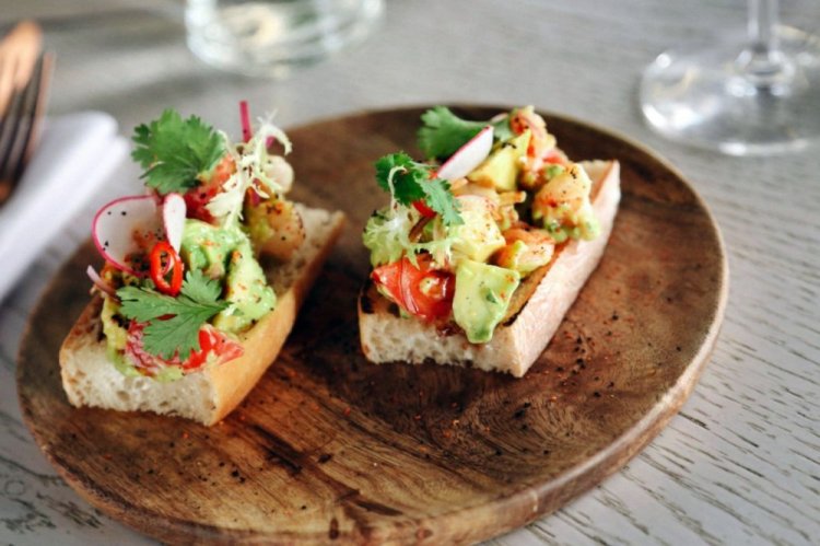 Bruschetta mit Garnelen und Radieschen