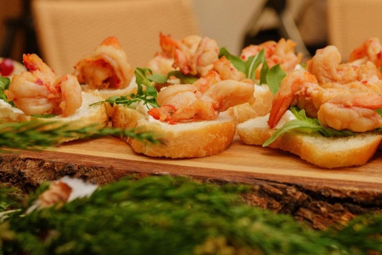 Bruschetta mit Garnelen in Orangenmarinade