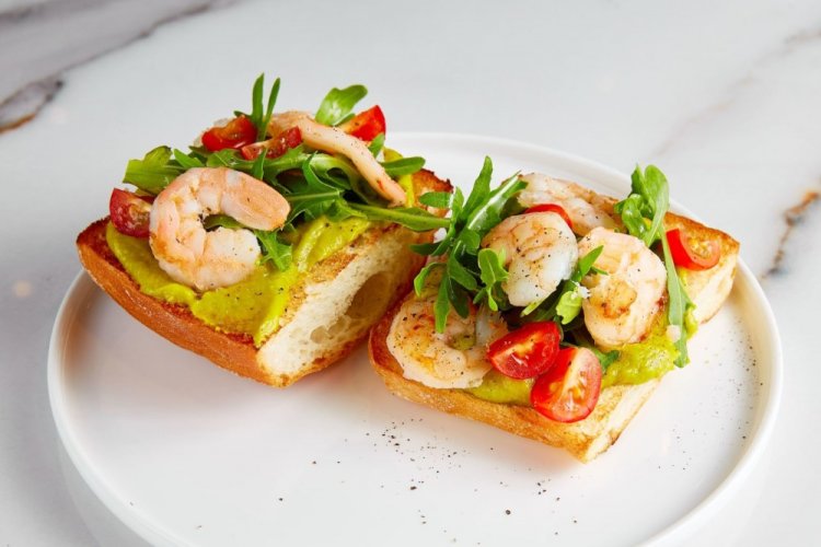 Bruschetta mit Guacamole und Garnelen