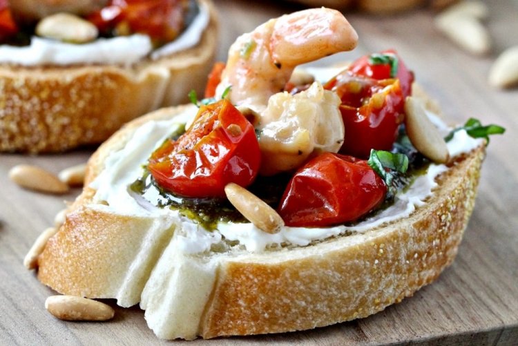 Bruschetta mit Garnelen und Kirschtomaten