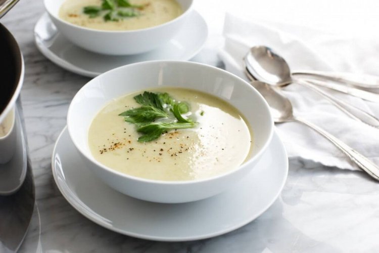 Cremesuppe aus Selleriestangen mit Sahne und Schmelzkäse