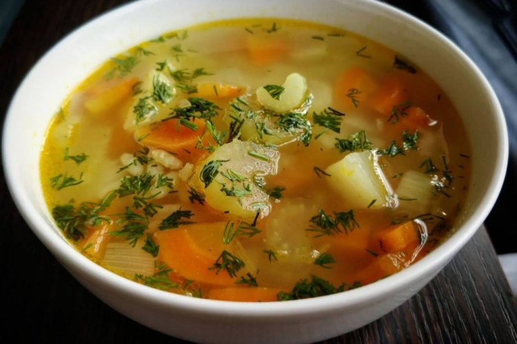 Gemüsesuppe mit Sellerie, Gewürzgurken und Reis