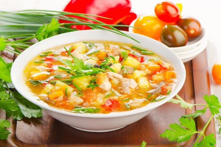 Suppe mit Schweinefleisch, Gemüse und Sellerie