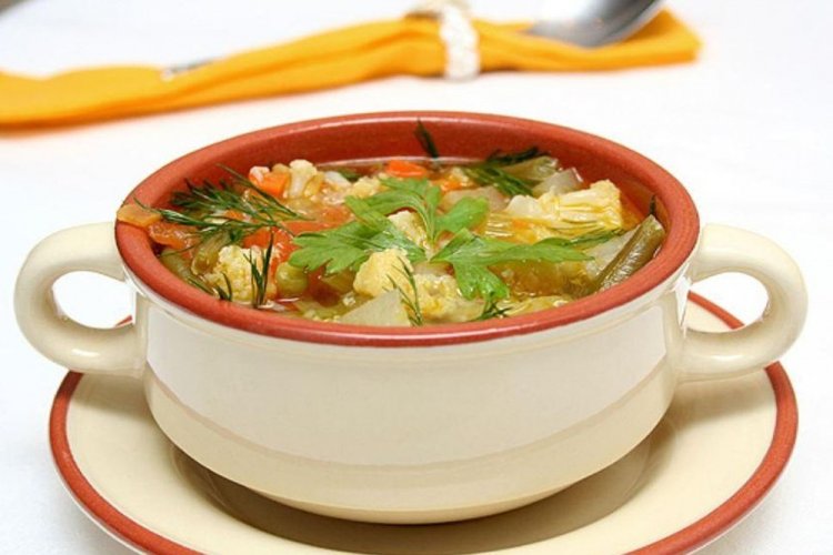 Suppe aus Sellerie, grünen Bohnen und Blumenkohl