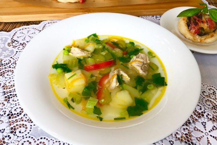 Suppe mit Schweinefleisch, grünen Erbsen und Sellerie