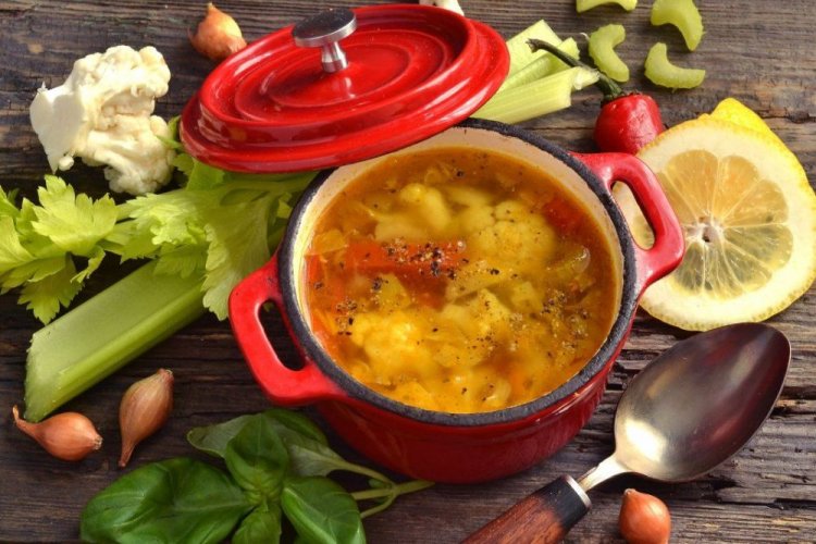 Scharfe Suppe mit Blumenkohl und Sellerie
