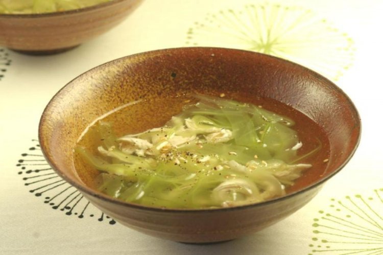 Klare Suppe mit Huhn und Sellerie