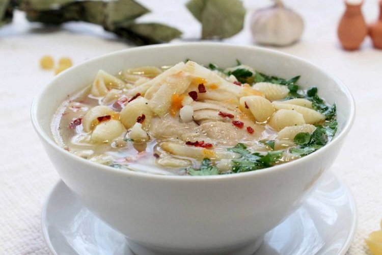 Suppe mit Nudeln und Selleriewurzel