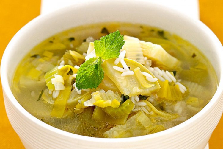 Suppe mit Reis, Zucchini und Sellerie