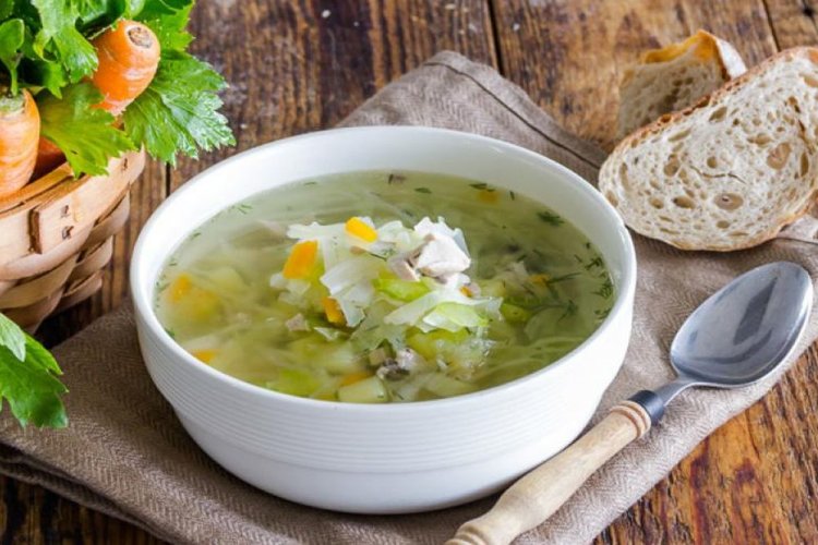 Suppe mit Champignons, Kohl und Sellerie