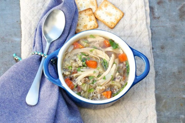 Hühnersuppe mit Sellerie und Buchweizen