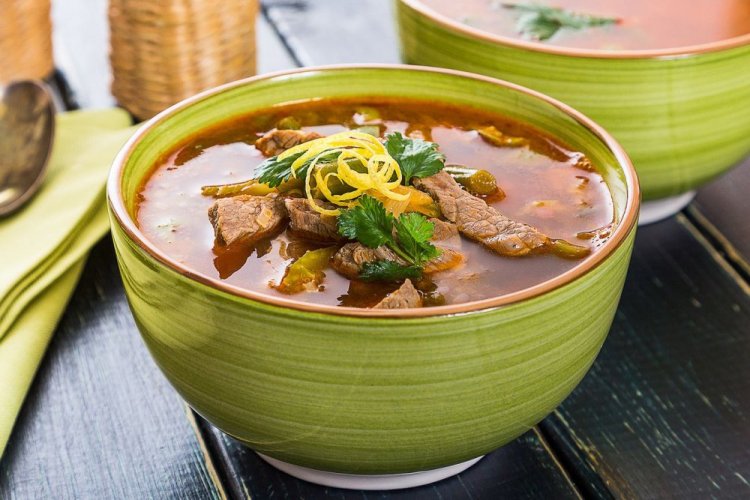 Suppe mit Rindfleisch und Sellerie