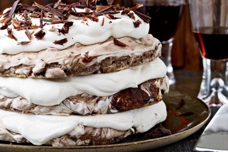 Meringue Cake with Chocolate Mousse and Fruits