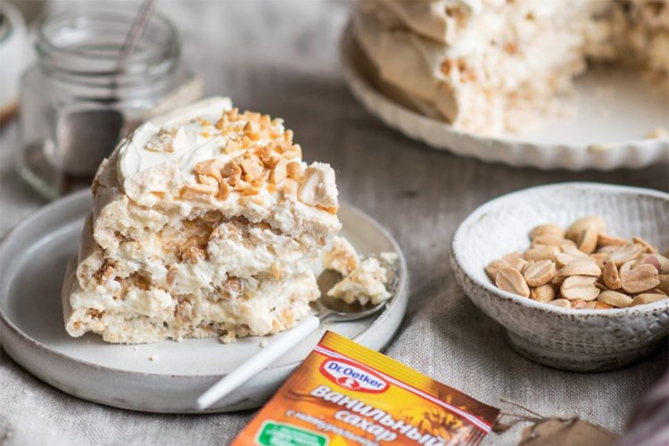 Meringue Cake with Peanuts and Custard