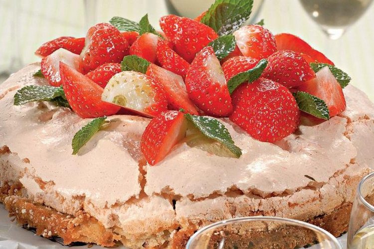 Simple Meringue Cake with Strawberries
