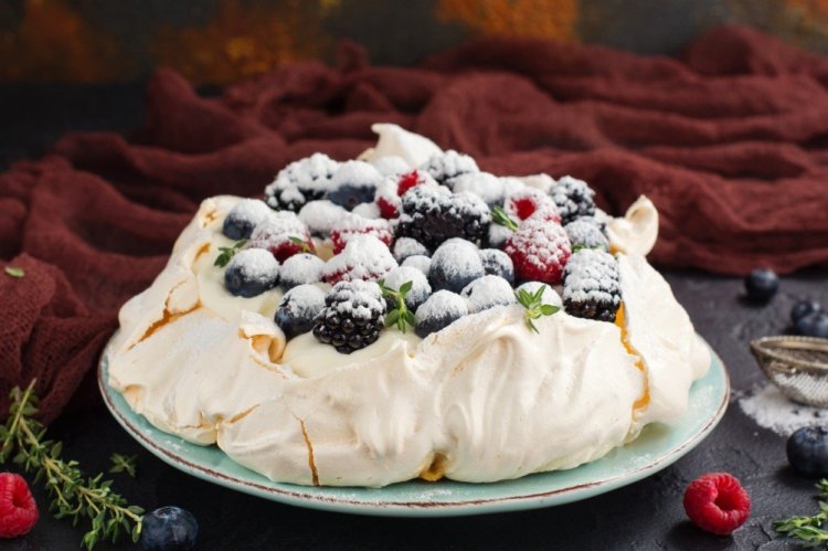 Pavlova Meringue Cake