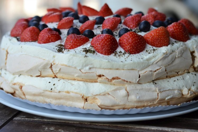 Meringue Cake with Mascarpone