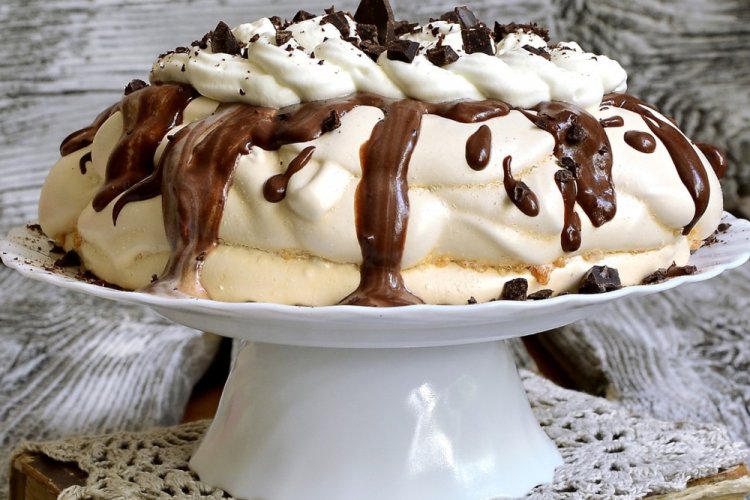 Meringue Cake with Caramel