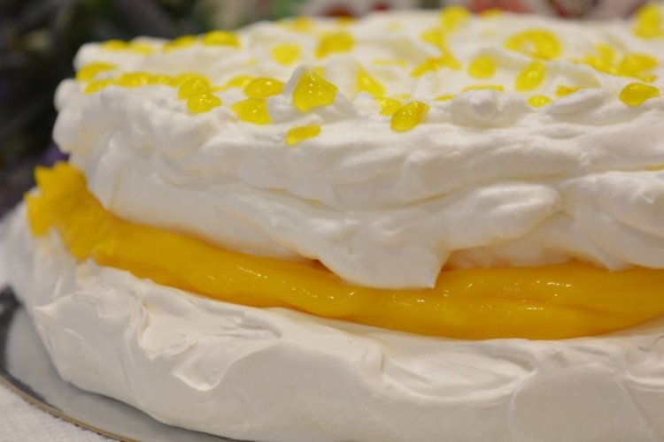 Meringue Cake with Lemon Curd