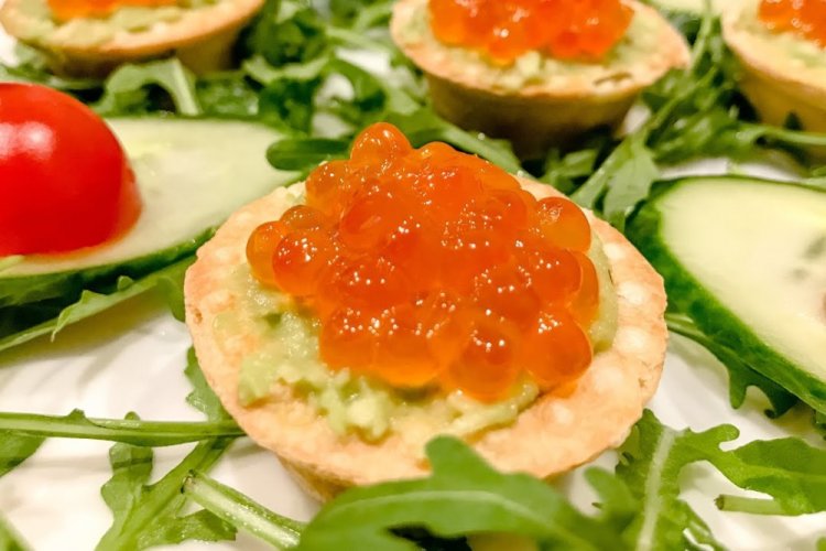 Tartlets mit Guacamole und rotem Kaviar