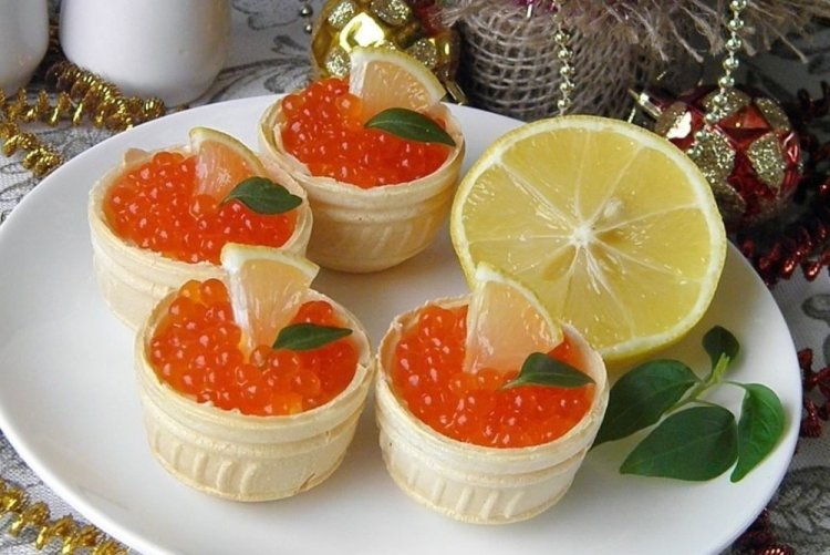 Tartlets mit rotem Kaviar und Sauerrahm