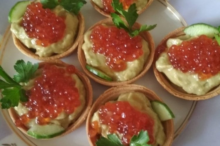 Tartlets mit Gurken, Avocado und rotem Kaviar