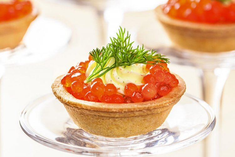 Tartlets mit grüner Butter und rotem Kaviar