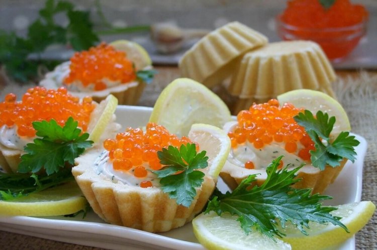 Tartlets mit rotem Kaviar und Walnüssen