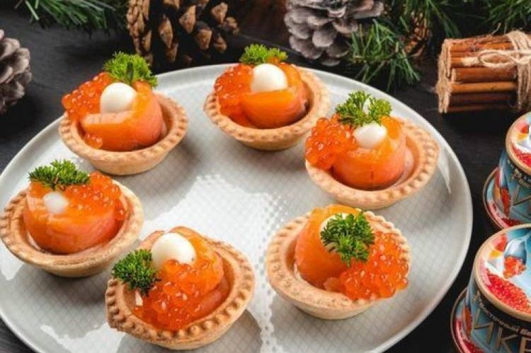 Tartlets mit Lachs, rotem Kaviar und Wachteleiern