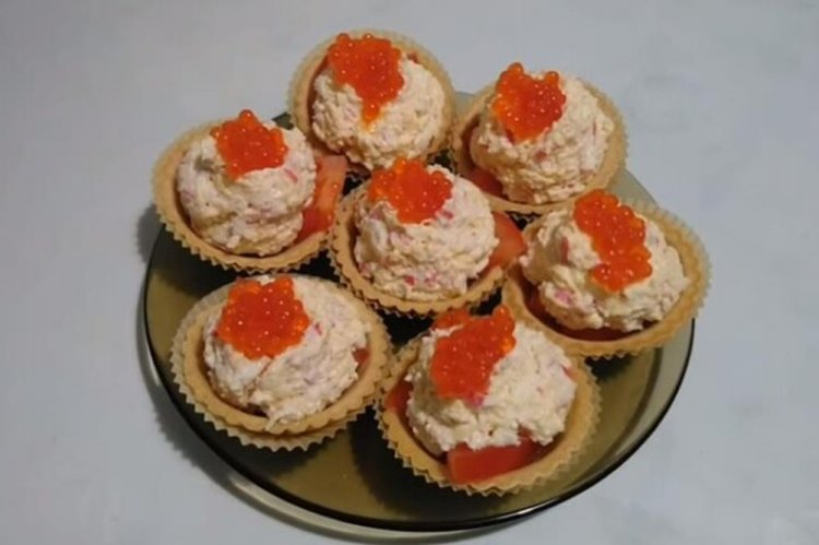 Tartlets mit Krabbenstäbchen und rotem Kaviar