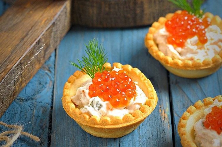 Tartlets mit rotem Kaviar, Garnelen und Hartkäse