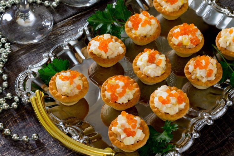 Tartlets mit Tintenfisch und rotem Kaviar