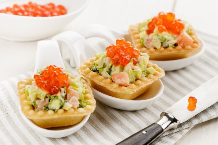 Tartlets mit Rotfisch, Avocado und rotem Kaviar
