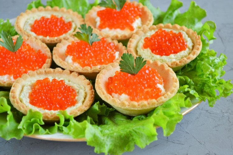 Tartlets mit rotem Kaviar und Butter