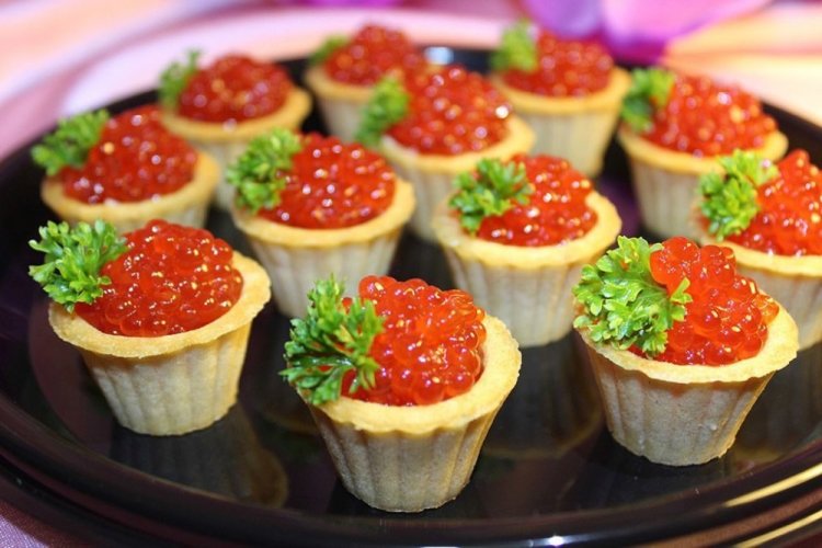 Tartlets mit rotem Kaviar, Eiern und Schmelzkäse