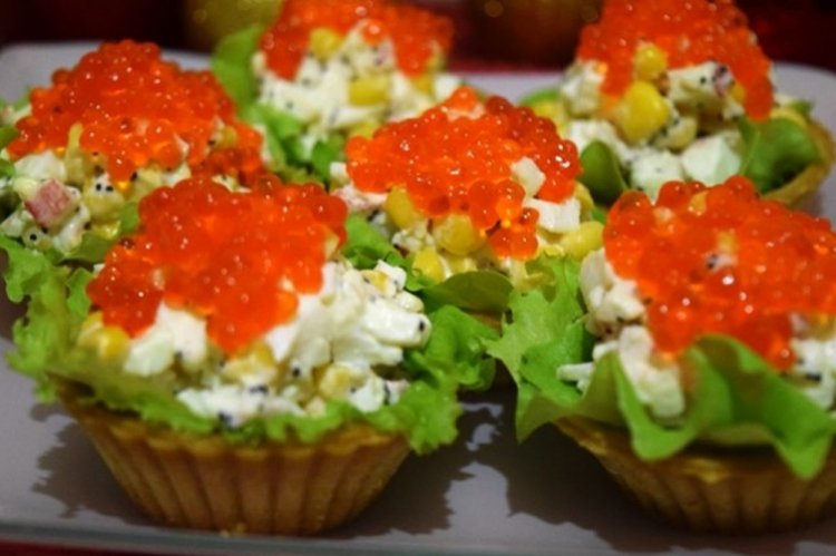 Tartlets mit Krabbenstäbchen, Mais und rotem Kaviar