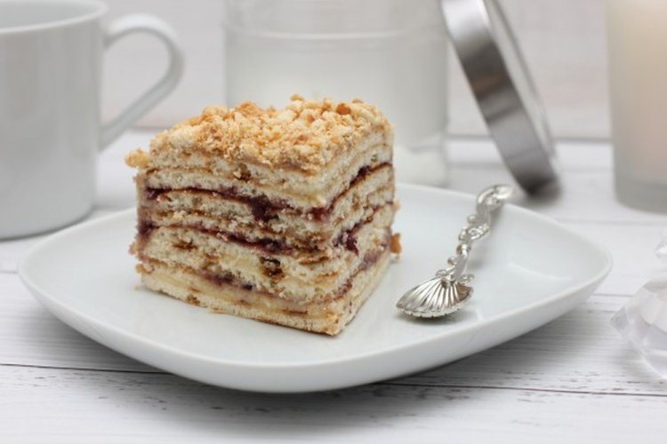 Pastel con mermelada en una sartén