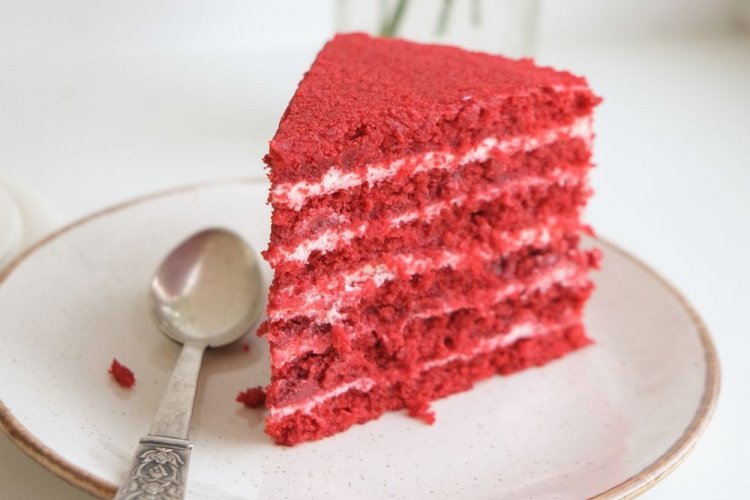 Pastel «Terciopelo Rojo» en una sartén